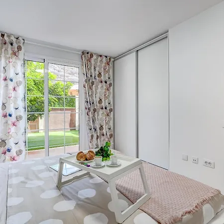 아파트 #bright Retreat With Lush Outdoor Space 팔름-마르
